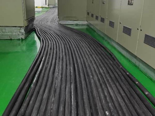 武江如何根据理论计算公式计算温度对特定电压测量结果的影响？