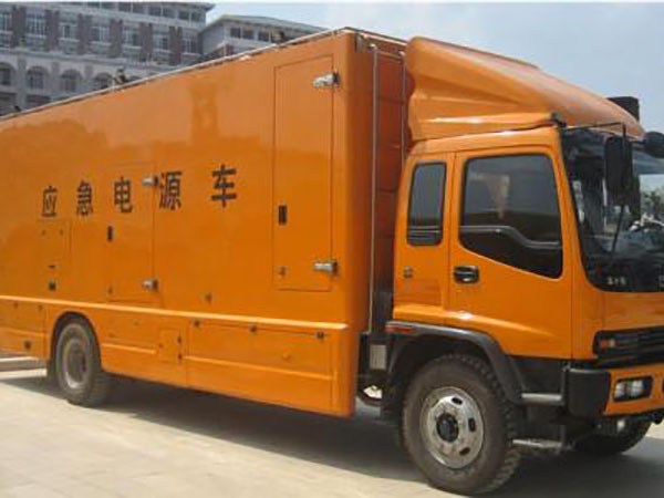 武江冬季柴油发电机启动前，如何检查燃油系统中的积水？